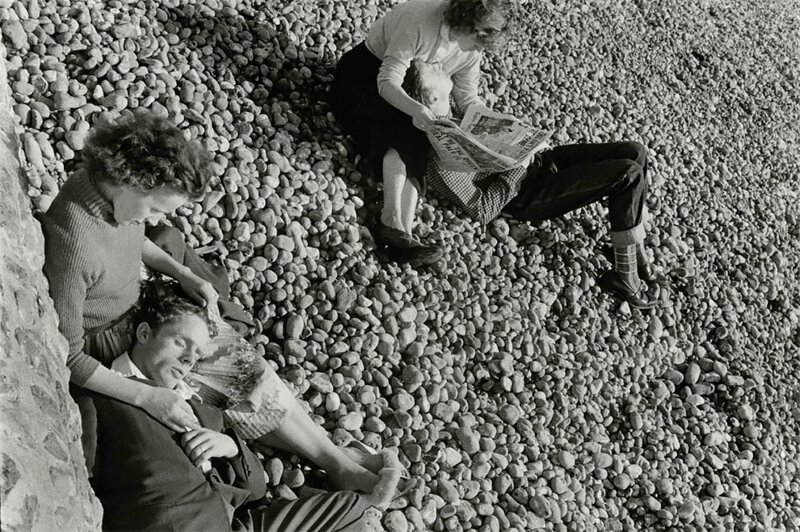 Парочки на берегу, Брайтон, 1960