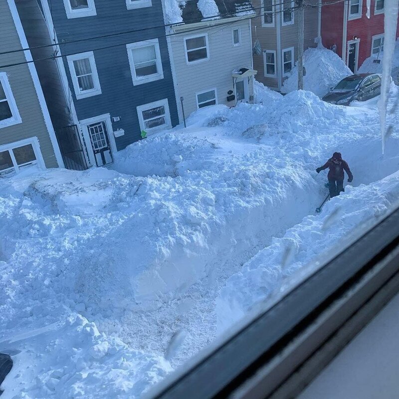 На восток Канады обрушился мощнейший снегопад, который превратил улицы городов в сугробы