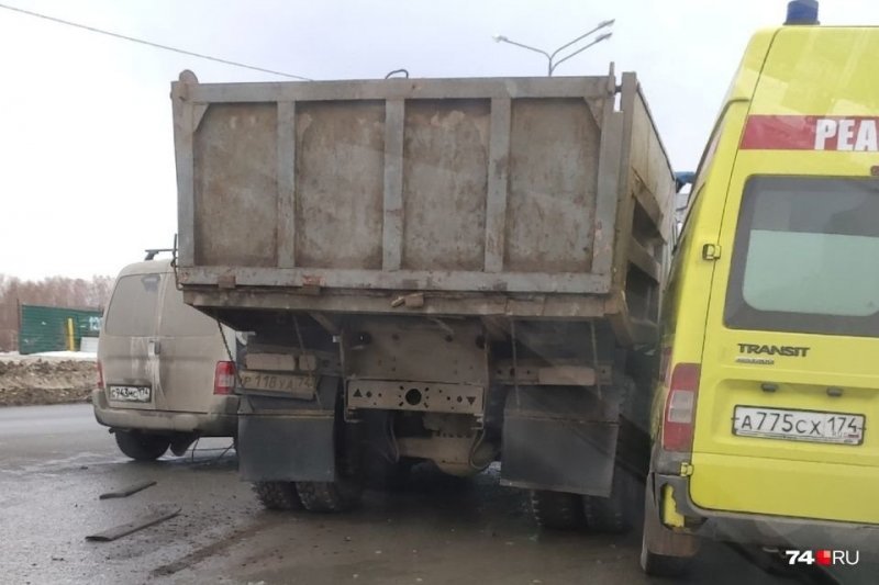 Авария дня. В Челябинске водитель реанимобиля спешил на срочный вызов и устроил ДТП