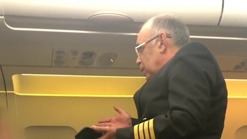 Азербайджанского пилота, покинувшего кабину ради общения, отстранили от полетов
