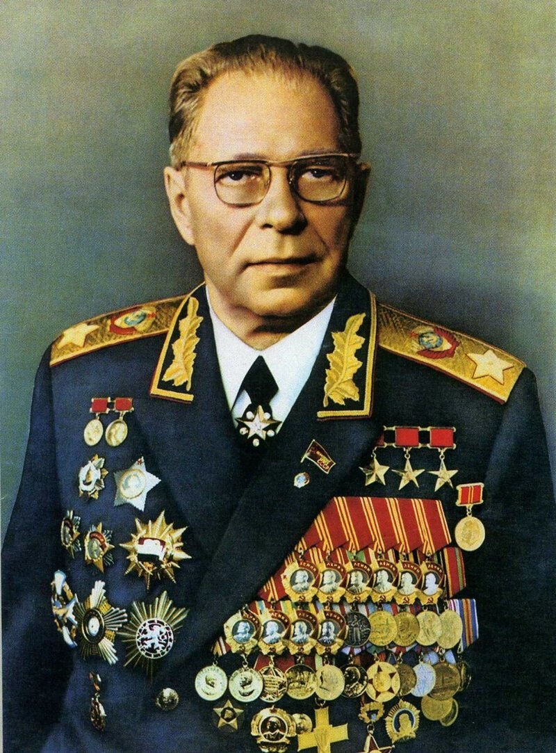 Министр обороны маршал Дмитрий Федорович Устинов прославился тем, что у него — единственного человека в СССР — было 11 орденов Ленина