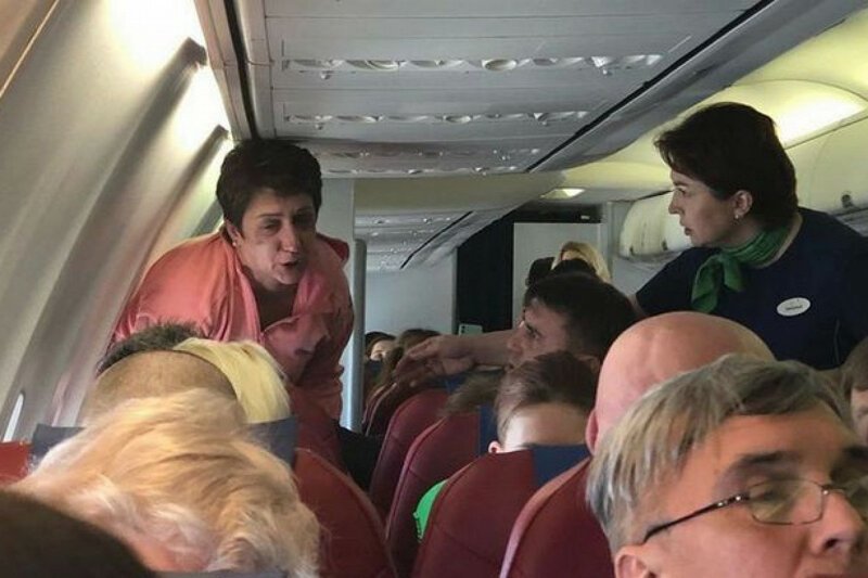 Буянившую пассажирку самолета замотали скотчем
