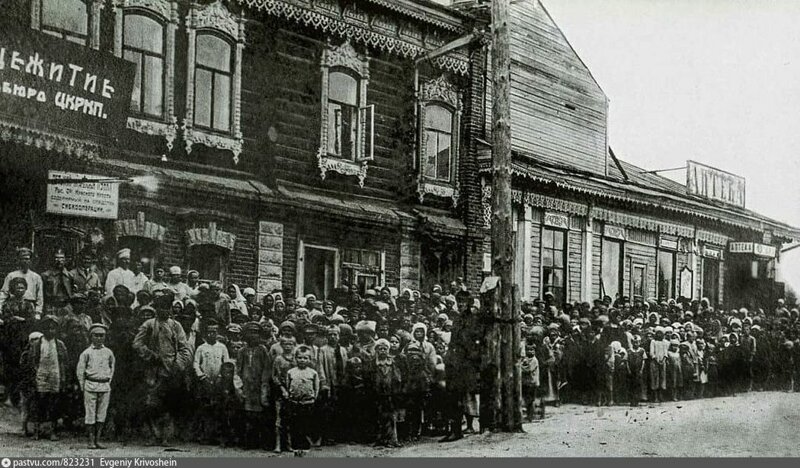 Здания, стоявшие на углу улиц Челюскинцев и Ленина