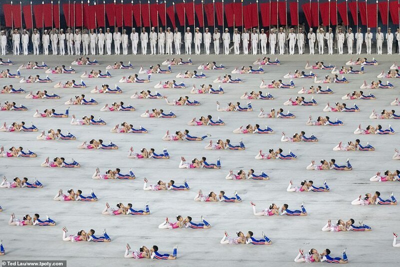 Юные гимнасты, Массовые игры в Пхеньяне, Северная Корея. Фото: Тед Лау, Гонконг. Высокая оценка жюри в категории "Искусство путешествий"