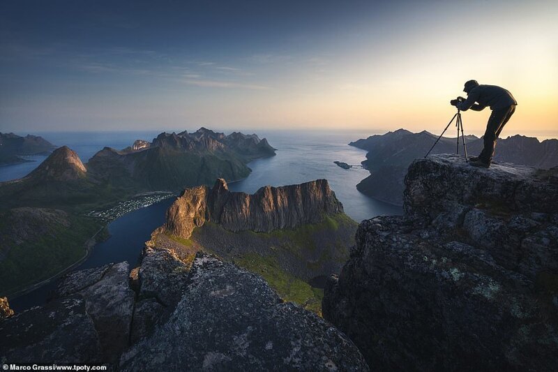 Ночная съемка с вершины одного из самых высоки пиков на острове Сенья, Норвегия. Фото: Марко Грасси, Италия. Высокая оценка жюри в категории "Острые ощущения и приключения"
