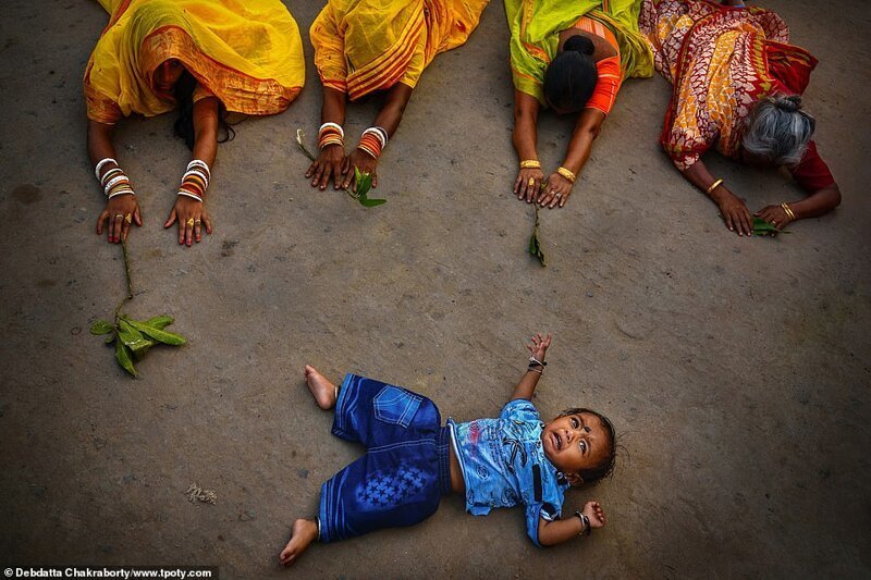 Молитва о счастливом будущем в день праздника Чхат, Калькутта, Индия. Фото: Дебдатта Чакраборти, Индия. Победитель в категории одиночного снимка в разделе "Народы и культуры"