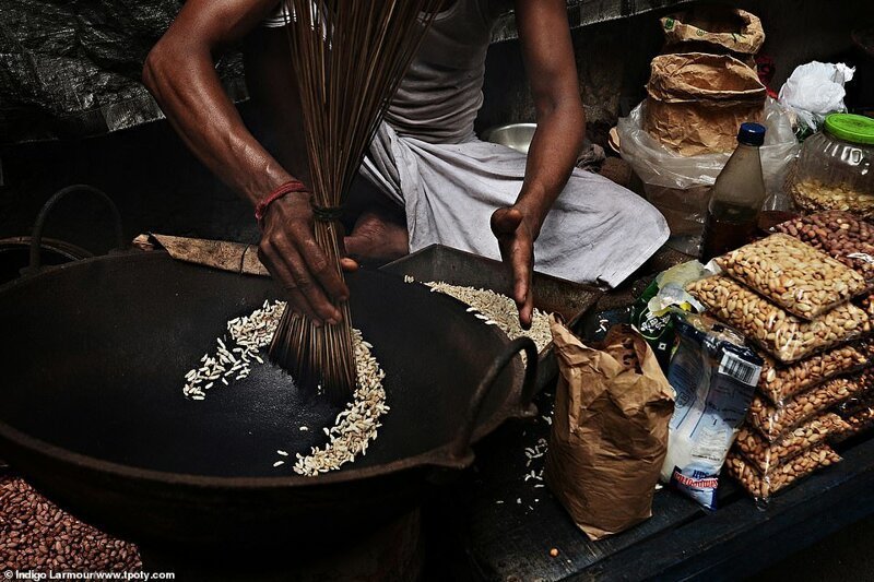 Продавец уличной еды, Калькутта, Индия. Фото: Индиго Лармур, Ирландия. Победитель в категории "Юный туристический фотограф"