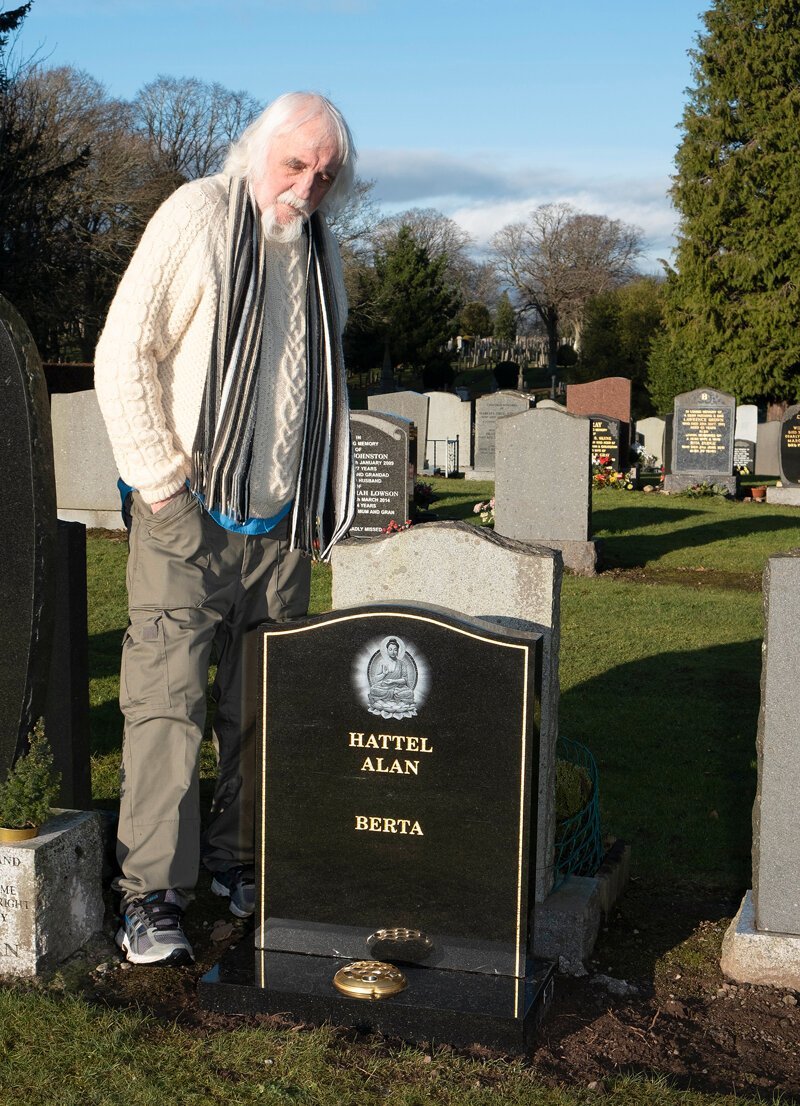 "Я еще живой": пожилой мужчина случайно нашел свою могилу на кладбище