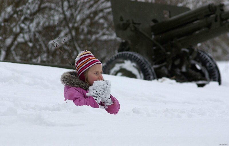 Ребенок ест снег 