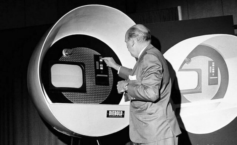 Первый в мире банкомат, показанный в Сан-Франциско, штат Калифорния, 25 октября 1966 год. 