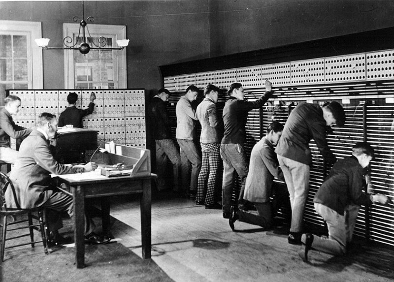 Первоначально телефонные компании для работы операторами нанимали мужчин. Но довольно быстро быстро отказались от них. 