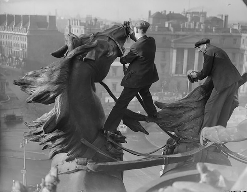 Рабочие проводят чистку статуй лошадей на вершине Арки Веллингтона. Лондон, 17 января 1939 года. 
