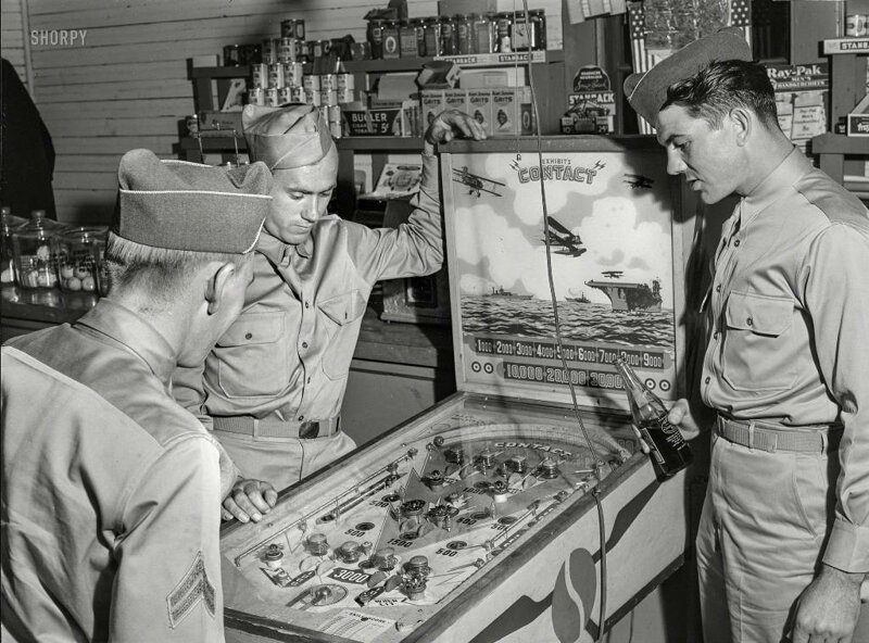 Американские солдаты у игрового автомата; май 1941 года 