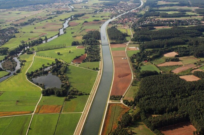 Канал Рейн-Майн-Дунай. Протяжённость канала составляет 171 км
