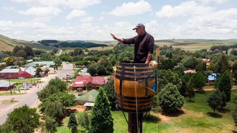 Житель ЮАР уже больше двух месяцев сидит в бочке на высоте 24 метров
