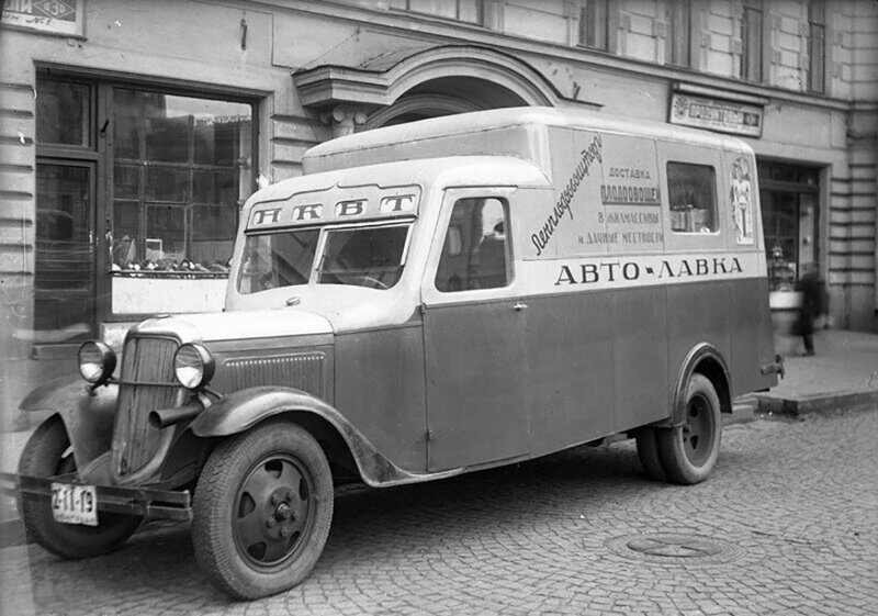 Тут я хочу показать несколько фотографий таких автолавок, снятых в период с 30-х и по 80-е годы.