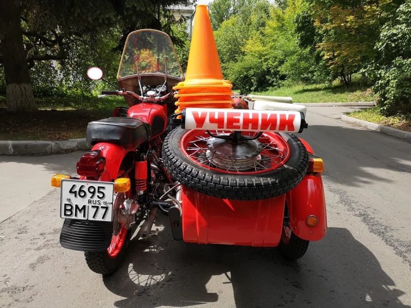 Советский мотоцикл  "Днепр" для обучения вождению с дублирующим управлением в коляске
