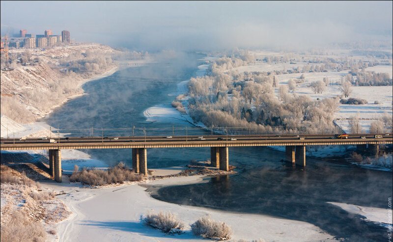 Октябрьский мост, соединяет Ленинский и Советский районы.