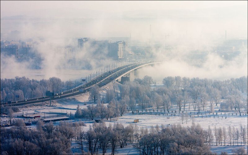 Левый промышленный берег города. Трубы за туманом — Сибирский Завод Тяжелого Машиностроения.