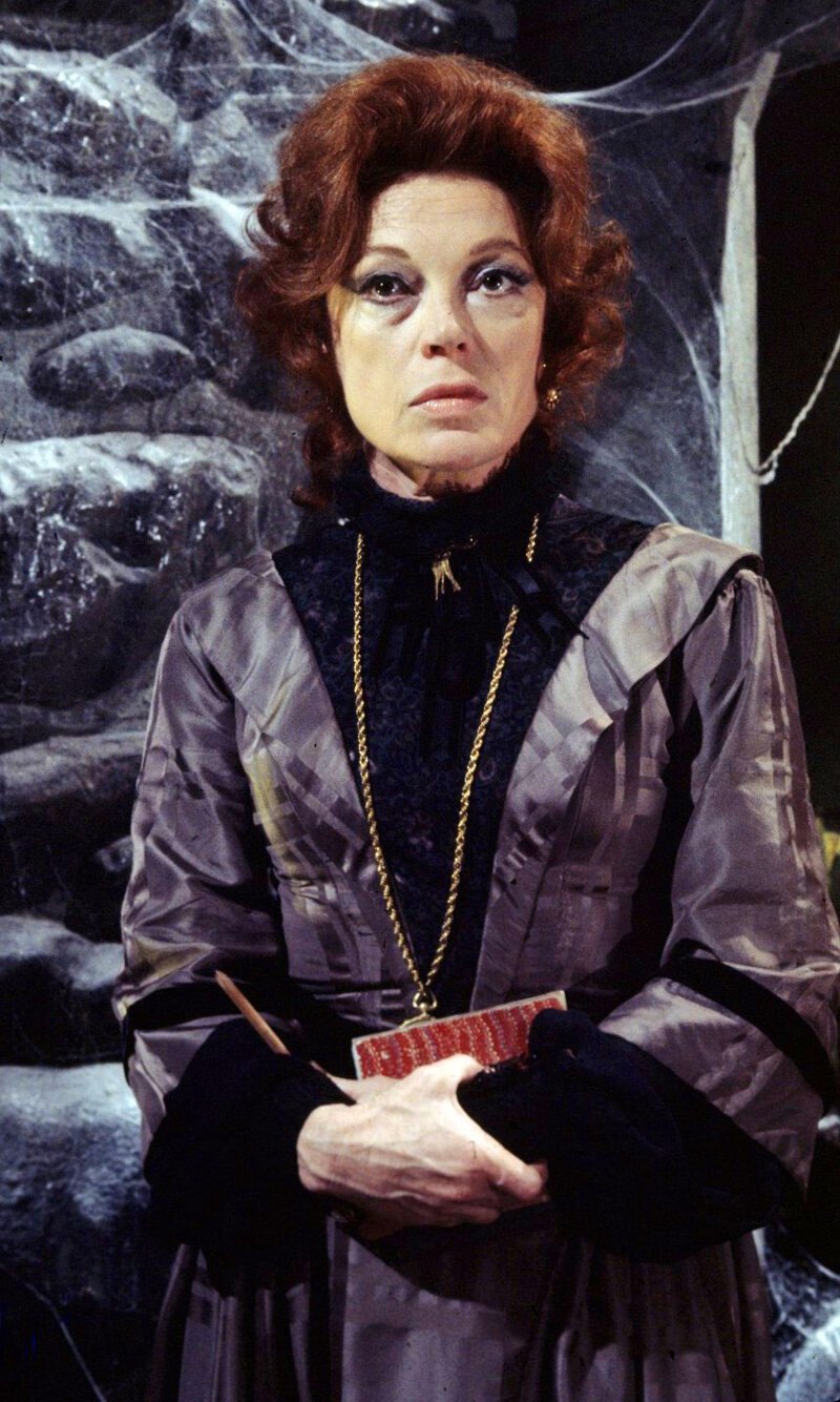 Доктор Джулия Хоффман ( сериал 1966-1970 г.г., фильм "Дом темных теней"). Актрису зовут Грейсон Холл