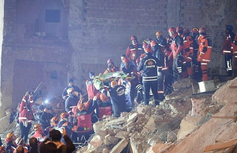 Спасатели ищут жертв землетрясения в Турции под завалами