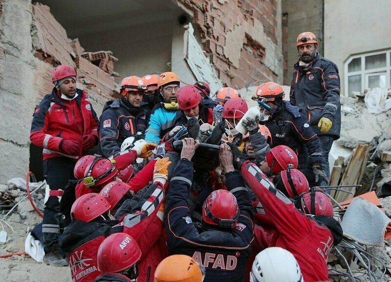 Спасатели ищут жертв землетрясения в Турции под завалами
