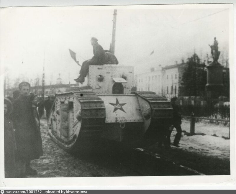 Красный танк на улицах Архангельска
