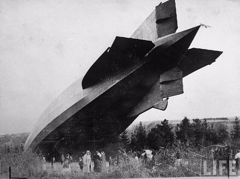 Упавший цеппелин в поле, Франция, 1917 год.