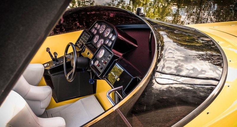 Быстроходный катер в стиле Ferrari Testarossa 80-х годов продадут с аукциона