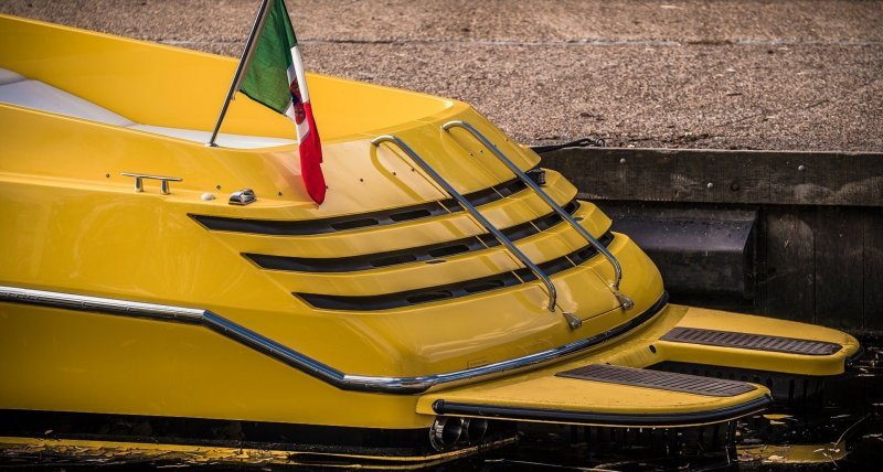 Быстроходный катер в стиле Ferrari Testarossa 80-х годов продадут с аукциона