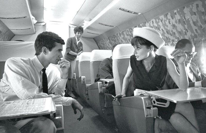 Энтони Перкинс и Одри Хепберн беседуют на самолете в 1962 году.  (Фотография Пьерлуиджи Пратурлона) 