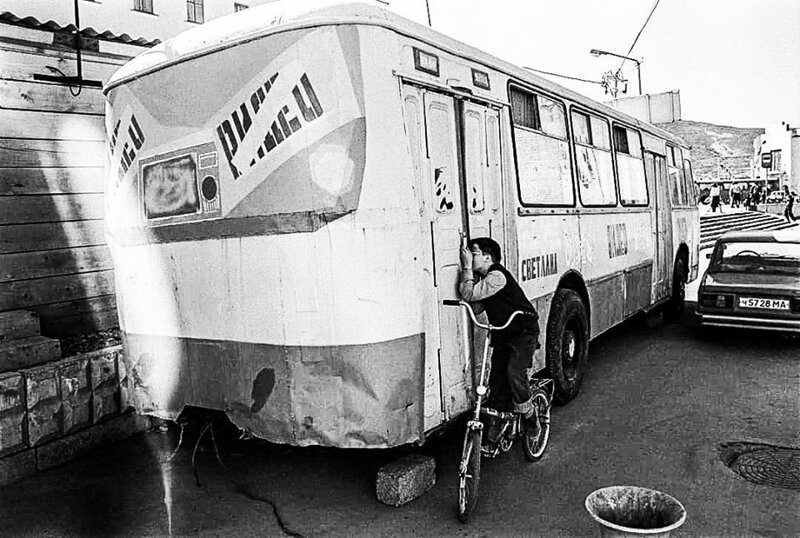 Видеосалон, расположенный в автобусе. Магадан, 1994 год. 