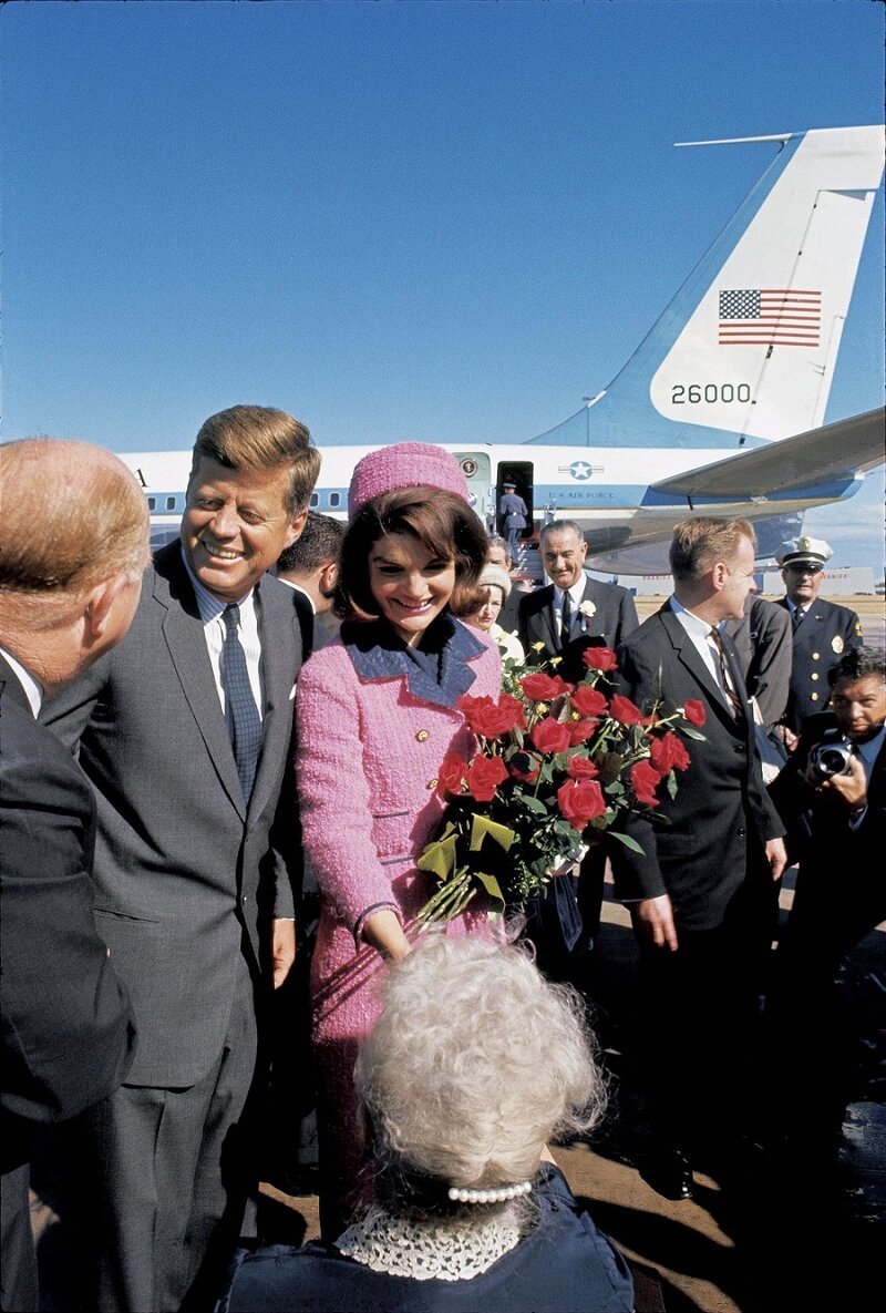 Джон и Джеки Кеннеди приземляются в аэропорту Далласа с Линдоном и леди Берд Джонсон. 
