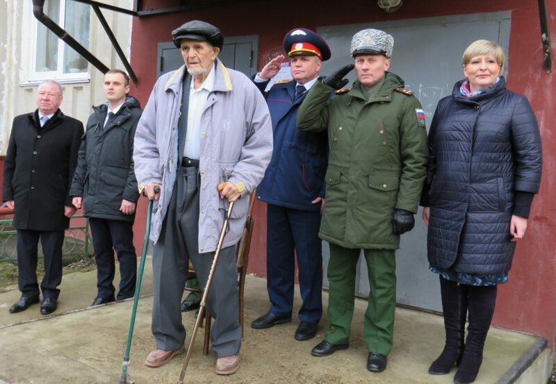 Под Смоленском провели парад для одного ветерана