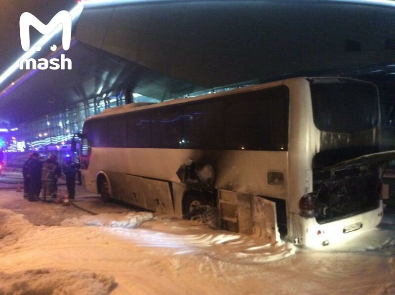 Причины неизвестны: во Внуково загорелся автобус с китайцами