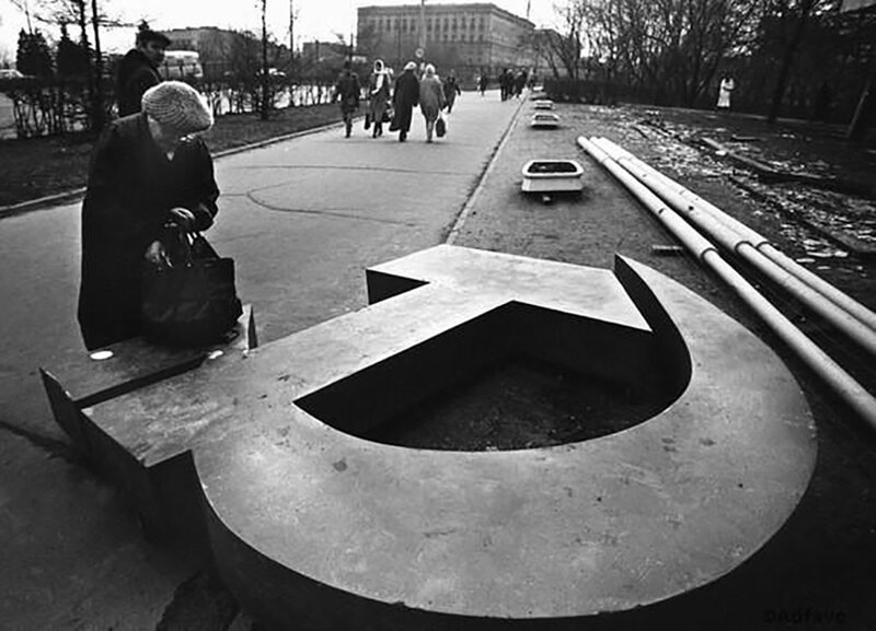 Женщина на поваленном серпе и молоте на улице в Москве, 1991 год 