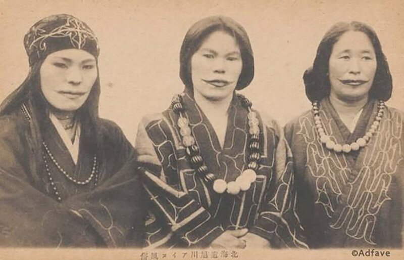 Женщины айны с традиционными татуировками губ, Япония, 1915 год 