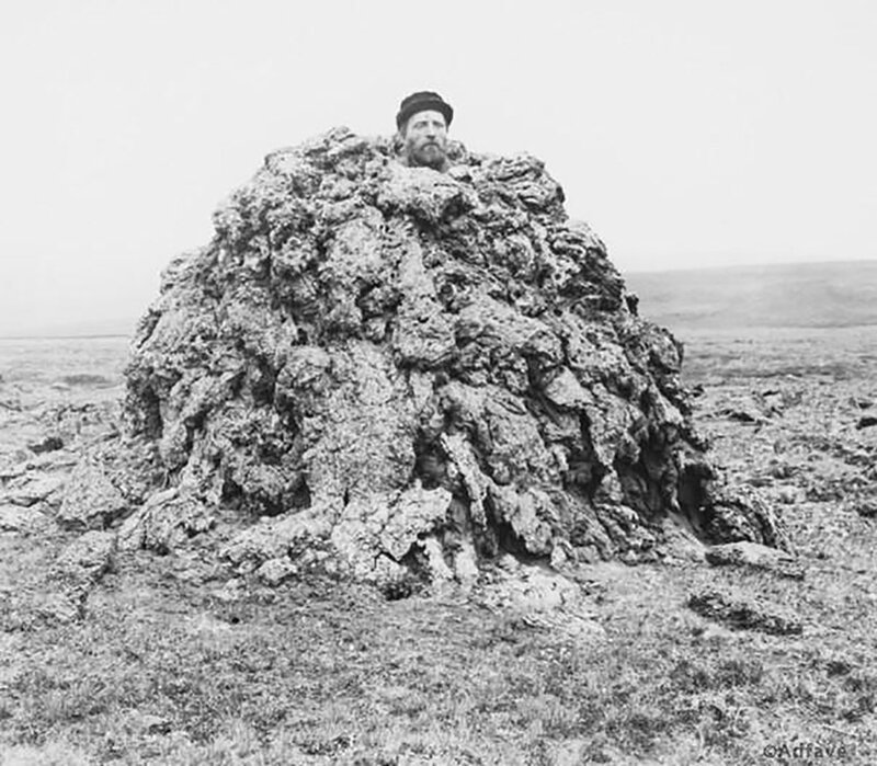 Мужчина стоит внутри магмы на лавовой равнине, Исландия, 1893 год 