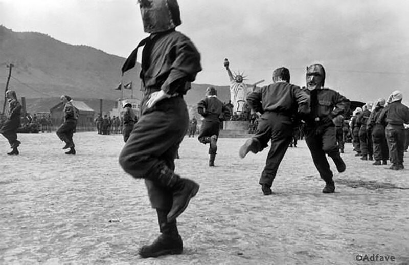 Северокорейские военнопленные танцую кадриль перед статуей Свободы в лагере для интернированных, Южная Корея, 1952 год