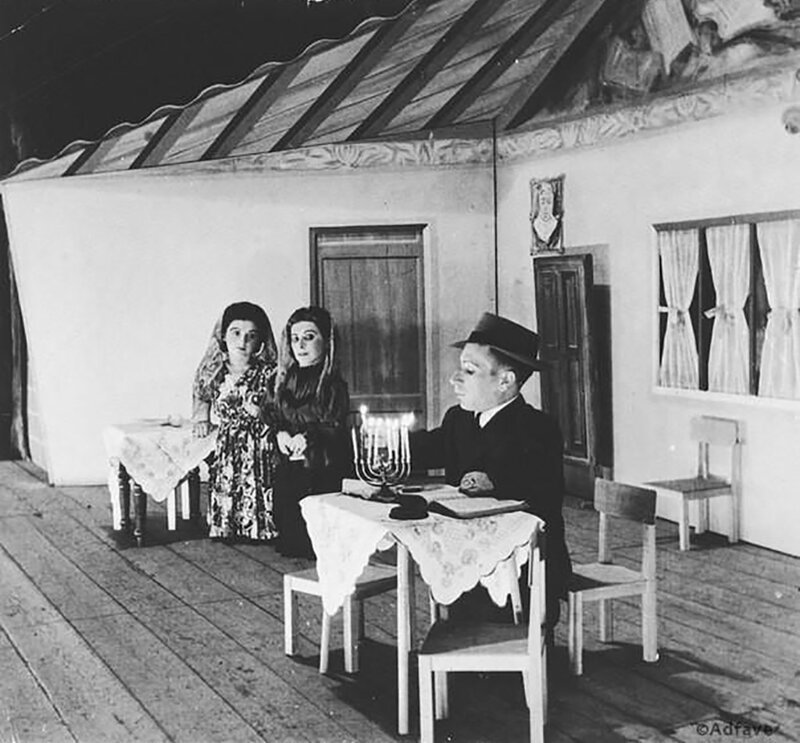 Семья Овиц, Израиль, 1950 год. Эта семья карликов смогла пережить эксперименты доктора Менгеле в Освенциме. 
