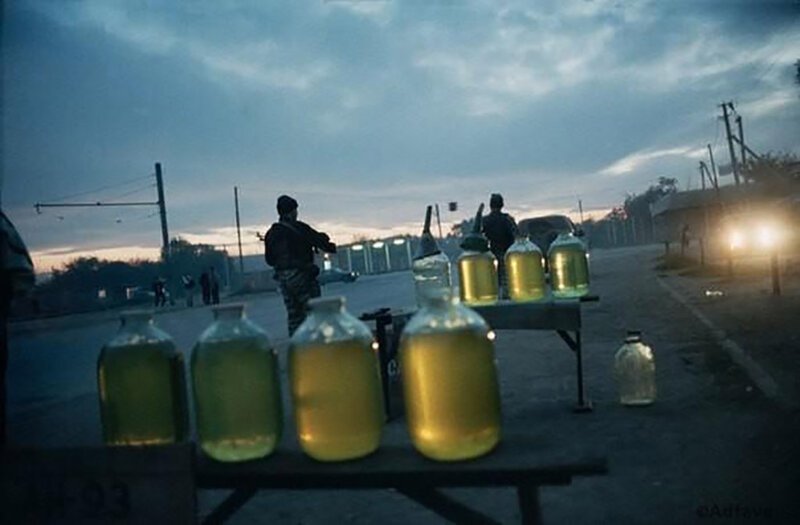 Продажа бензина у дороги в Грозном, октябрь 2000 года 