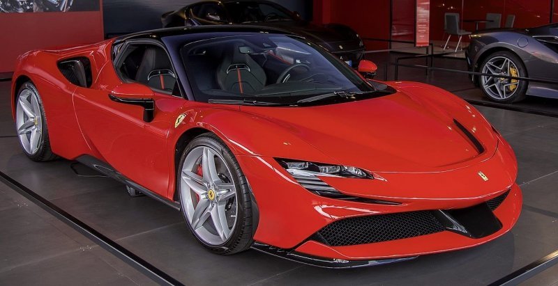 Компания Ferrari показала, как собирают новейший гибридный суперкар SF90 Stradale