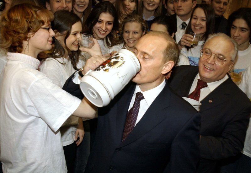 2005 год. Путин пьёт медовуху в Татьянин день в МГУ