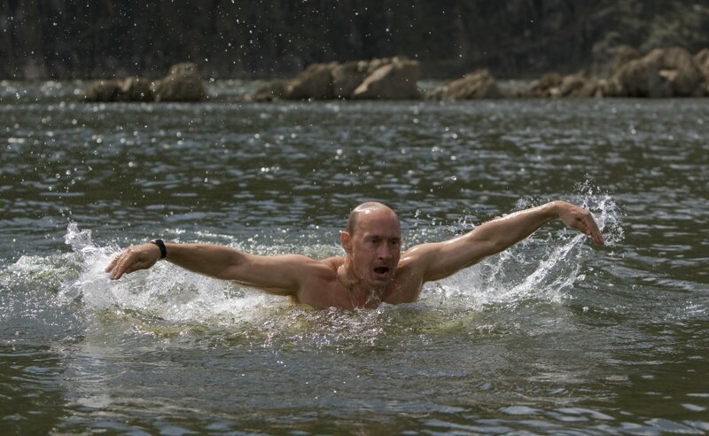 Владимир Путин во время отдыха на реке Хемчик, 2009 год