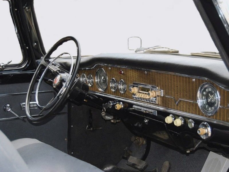 Изначально «Чайку» комплектовали 5-диапазонным радиоприемником с автоматической настройкой (позже он усовершенствовался) и электрическим приводом телескопической антенны.