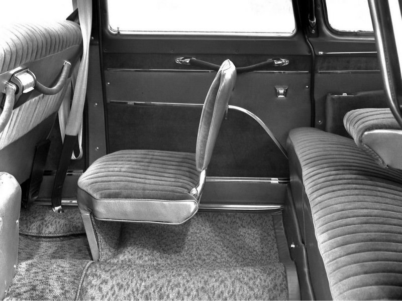 Лимузин фактически считался 7-местным — в салоне имелось два откидных кресла для охранников.