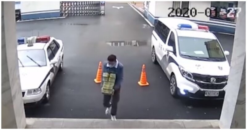 В Китае мужчина забежал в полицейский участок, чтобы оказать необычную услугу