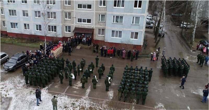 Видео: В Смоленской области десятки военных провели парад для одного ветерана