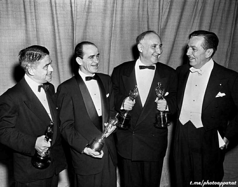 Уолт Дисней вручает премии "Оскар" Альфреду Ньюману, Нэду Вашингтону и Дмитрию Тёмкину, Лос-Анджелес, 1953 год. 