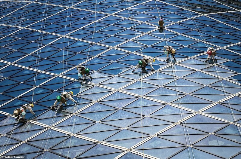Мойщики окон на небоскребе, Абу-Даби. Фото: Волкер Сандер, Германия